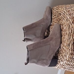 Donald J. Pliner Womens Taupe Suede Ankle Booties 2.25" Heel Elastic Panels S8.5